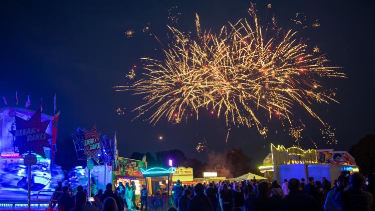 Das Feuerwerk zur Eröffnung des Pfingstmarktes in Boizenburg hat sich zu einer festen Tradition etabliert. 