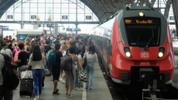 Leipzig, 05.06.2022 Voller Bahnsteig mit Fahrgästen für den Regionalexpress von Leipzig nach Dresden am Pfingstsonntag.