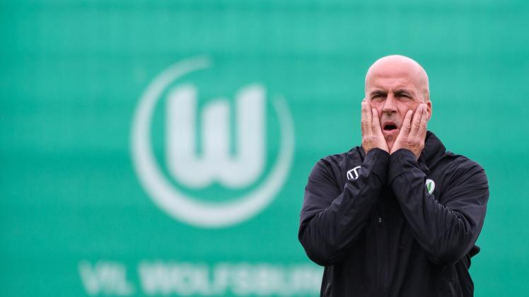 ARCHIV - Hat «sein Engagement in Wolfsburg beendet»: Michael Frontzeck. Foto: Swen Pförtner/dpa