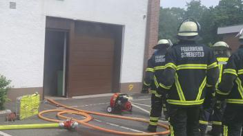 Feuerwehr belüftet Gebäude in Schenefeld, Kreis Steinburg, nach Kabelbrand am Pfingstsonntag