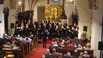 Unter der Leitung von Daniel Zimmermann präsentiert der junge Landesjugendchor ein schwerpunktmäßig Felix Mendelssohn gewidmetes Programm in der Gettorfer Konzertkirche. 