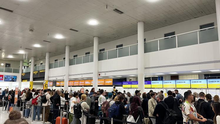 Passagiere stehen in Warteschlangen am Flughafen Gatwick im South Terminal. Mehr als 150 britische Flüge wurden gestrichen. Foto: Stephen Jones/PA Wire/dpa