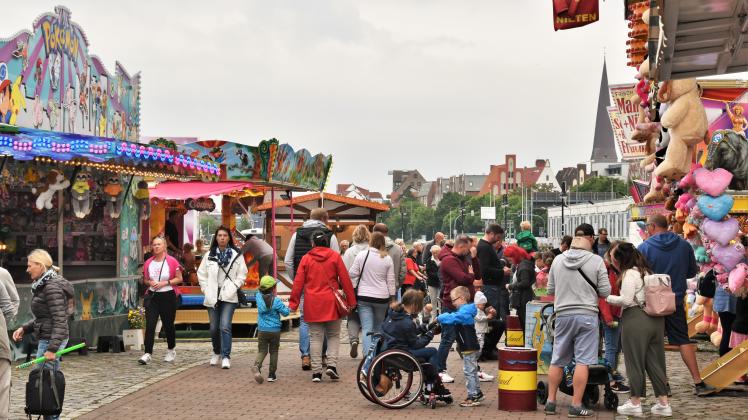 Zahlreiche Familien amüsierten sich über das Feiertagswochenende auf dem Rostocker Pfingstmarkt am Stadthafen.