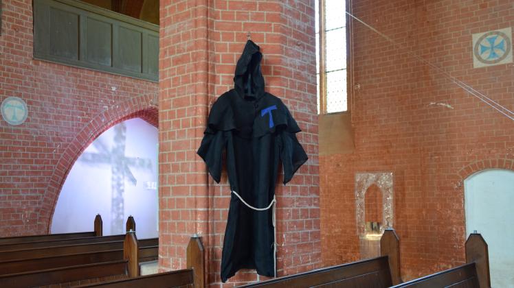 Die Mönchskutten in der Kloster Kirche in Tempzin: Doreen Piper hat sie in für die Ausstellung gefertigt, symbolisch für die Mönche, die früher im Kloster gelebt haben.