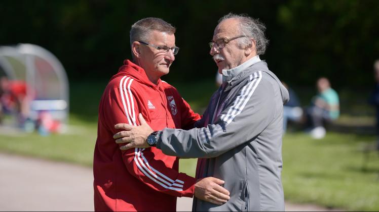 Eckerhard Pasch (links, vom SV Warnemünde) und Harry Krause (FSV Bentwisch) bestritten am Sonnabend ihre (vorerst) letzten Spiele als Fußball-Trainer. Ihre Nachfolger werden Heiko März beziehungsweise Anton Müller.
