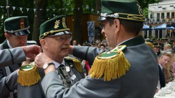 Die Königskette legte der Präsident der Bürgerschützen in Lingen, Ludgerus Determann (rechts), König Adrian Fastabend um den Hals.