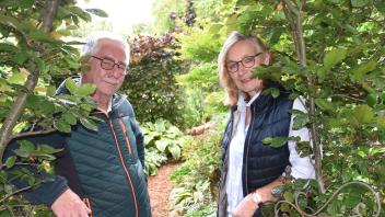 Hereinspaziert in den „geheimen“ Teil ihres Gartens: Elke Grape und Helmut Strodthoff aus Grüppenbühren haben am Pfingstmontag ihre Gartentür für Besucher geöffnet.