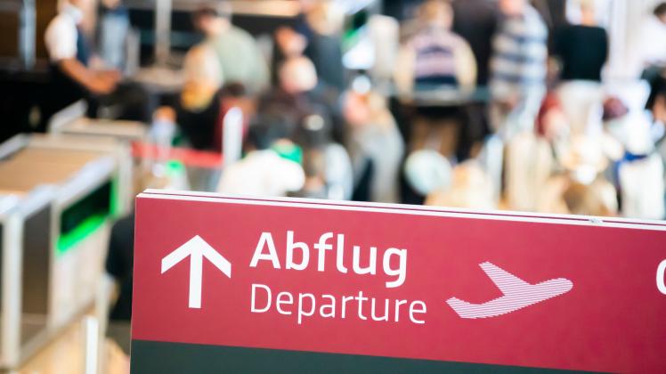 Reiseverkehr zum Start in die Pfingsttage am Flughafen BER