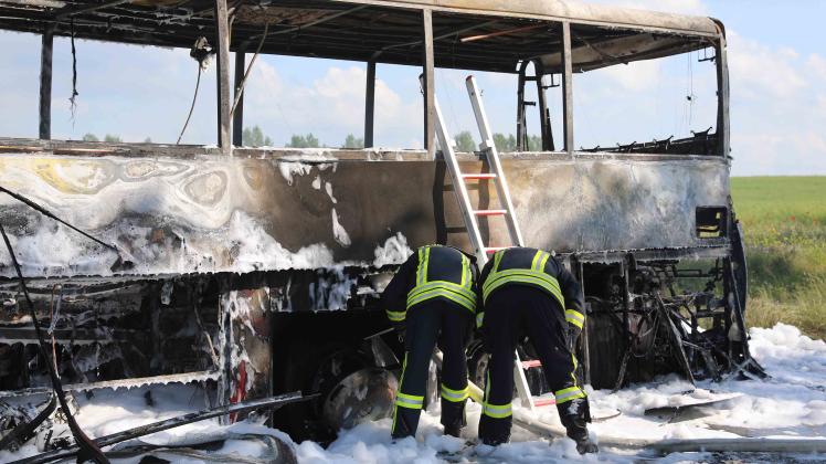 Im Landkreis Rostock-Pepelow geriet ein Reisebus mit 45 Insassen während der Fahrt in Brand. Die Insassen wurden gerettet, das Busgerippe bleibt übrig.