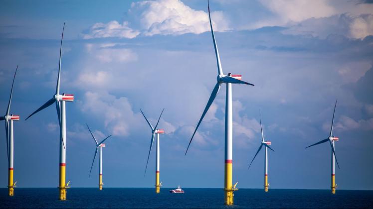 ARCHIV - Windräder stehen zwischen den Inseln Rügen und Bornholm in der Ostsee. Foto: Jens Büttner/dpa-Zentralbild/dpa/Symbolbild