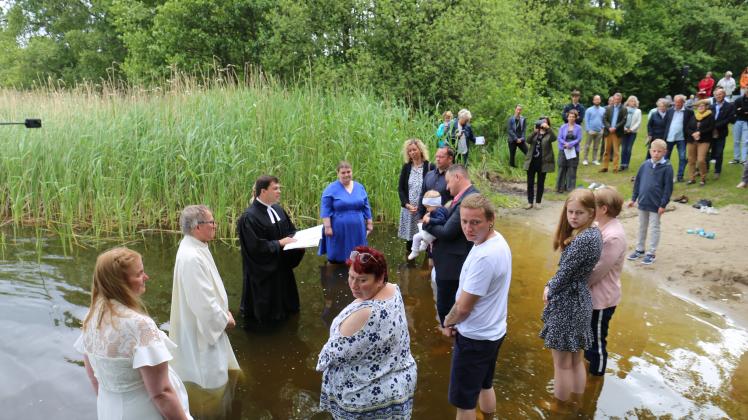 Trotz kalten Wassers: Die Taufen zum Seegottesdienst waren am Pfingstmontag der Höhepunkt einer ganz besonderen Veranstaltung.