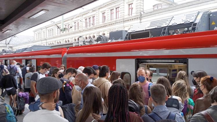 Chaos beim Warten auf Züge aufgrund des 9-Euro-Tickets , während die Covid 19 Coronavirus Pandemie in Nürnberg , Bayern