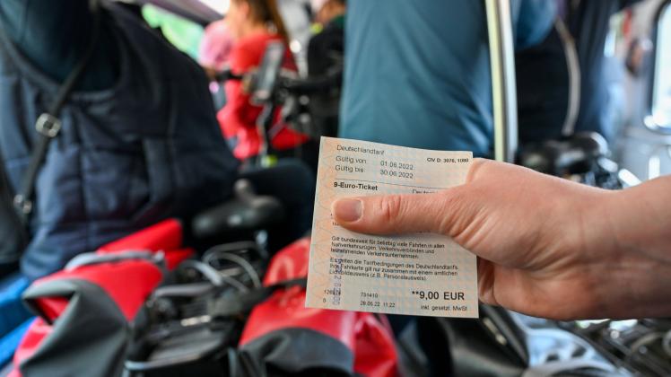 Start des 9-Euro-Ticket Verkehr, Zug, 9-Euro-Ticket: Eine Frau hält in einem Fahrradabteilung das 9-Euro-Ticket für die