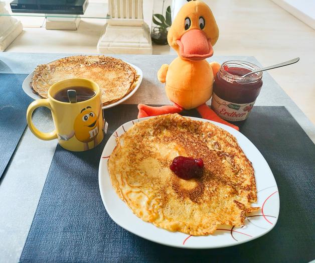 Paula genießt ihre Pfannkuchen am liebsten mit Marmelade. Paula genießt ihre Pfannkuchen am liebsten mit Marmelade.
