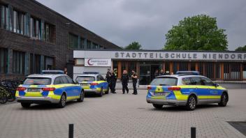 Hamburg Niendorf - Polizeigroßeinsatz an Stadtteilschule - Jugendlicher mit Messer gesehen