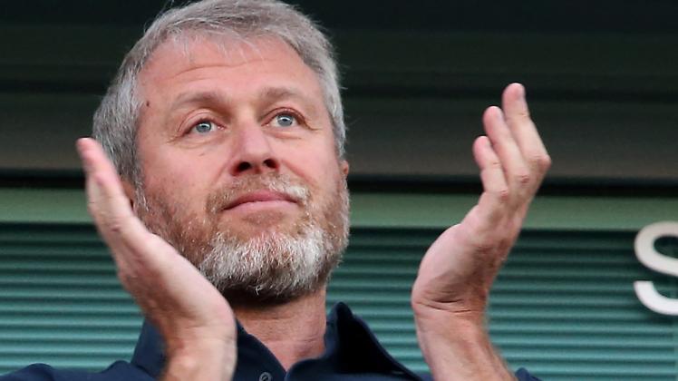 (FILES) In this file photo taken on August 15, 2016, Chelsea's Russian owner Roman Abramovich applauds ahead of the English Premier League football match between Chelsea and West Ham United at Stamford Bridge in London. - The US Justice Department on June 6, 2022, ordered the seizure of two aircraft owned by Russian oligarch Roman Abramovich, saying they had been used in violation of sanctions on Russia imposed over its invasion of Ukraine. (Photo by Justin TALLIS / AFP) / RESTRICTED TO EDITORIAL USE. No use with unauthorized audio, video, data, fixture lists, club/league logos or 'live' services. Online in-match use limited to 120 images. An additional 40 images may be used in extra time. No video emulation. Social media in-match use limited to 120 images. An additional 40 images may be used in extra time. No use in betting publications, games or single club/league/player publications. / 