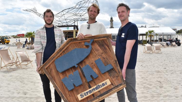 Haben die Idee der Wal Strandbar am Warnemünder konzipiert und umgesetzt: Sascha Post (v. l.), Jakob Grosse Ophoff und Christoph Krause 
