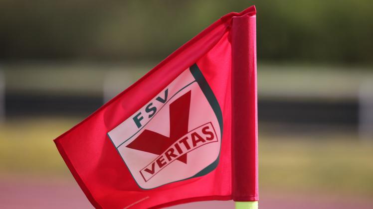Symbolfoto: Die Veritas-Fahne flattert im Wind.