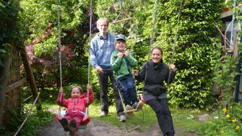 In dem naturnah angelegten Garten spielen die Kinder von Clemens und Angela Stoldt, Hedi (links) und Konrad, gern und beobachten Flora und Fauna. Ihr Vater wünscht sich auch im  Dorf Blühwiesen.