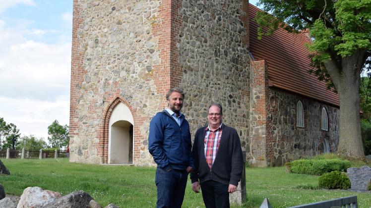 Freuen sich, dass die Kirche in Hohen Pritz dieses Jahr bei der Konzertreihe „Musik in alten Mauern“ dabei ist: Bürgermeister Jan Kessel und Pastor Kornelius Taetow (r.)