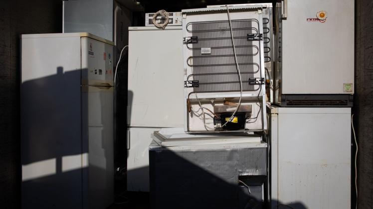 ARCHIV - Brandverursacher Kühlgerät: Das Institut für Schadenverhütung und Schadenforschung rät zum regelmäßigen Austausch alter Geräte. Foto: Christian Charisius/dpa/dpa-tmn