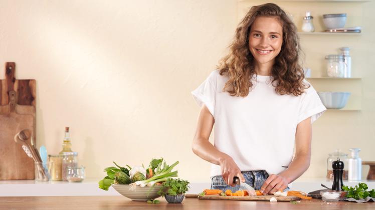 Maya Leinenbach, erfolgreiche TikTokerin und für vegane Gerichte bekannt.           