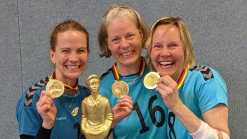 So sehen Sieger aus: Susanne Maier (von links), Anja Svensson und Britta Schümann jubeln über Gold.