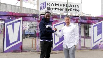 Zugang Paterson Chato und Sportdirektor Amir Shapourzadeh vom VfL Osnabrück vor dem Stadion an der Bremer Brücke, undatiert