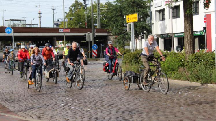 FÃ¼r sicherere Radwege, insbesondere fÃ¼r Schulkinder, demonstrierten die Radfahrer des ADFC.