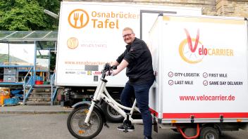 Ein E-Lastenrad für die Osnabrücker Tafel will Dennis Schallenberg mit einer Spendenaktion beschaffen. Das, auf dem er sitzt, ist nur geliehen.