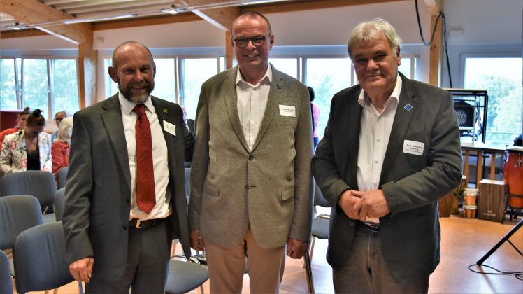 Sowohl Romuald Bittl, Dezernent für Wirtschaft und Bau im Landkreis Rostock, als auch  BürgermeisterJürgen Ahrens und der stellvertretender Bürgermeister von Papendorf, Wolfgang Methling  (v. l.), sind stolz auf die Entwicklung der Gemeinde. 