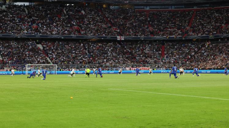 Die Nationalspieler von Deutschland und England knien vor dem Spiel, als Zeichen gegen Rassismus. Foto: Christian Charisius/dpa