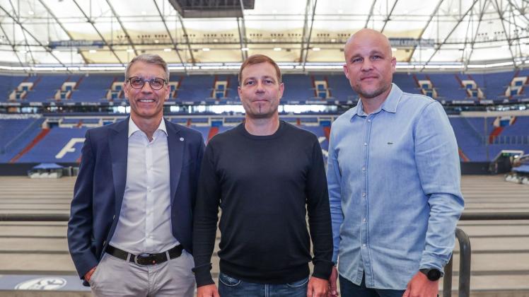 dpatopbilder - Schalkes Sportvorstand Peter Knäbel (l-r), Cheftrainer Frank Kramer und Sportdirektor Rouven Schröder stehen zusammen. Foto: Tim Rehbein/dpa