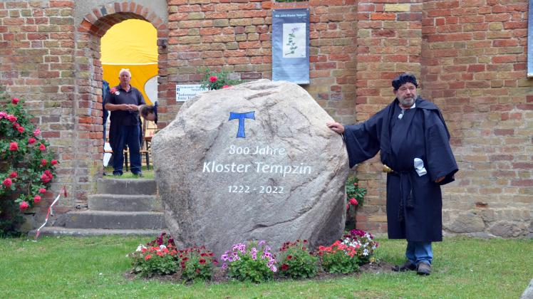 Kloster Tempzins Bürgermeister Sieghard Dörge und der Gedenkstein zur 800-Jahr-Feier