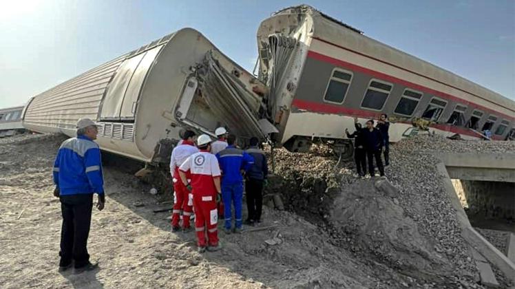 A handout picture made available by the Iranian Red Crescent on June 8, 2022 shows rescuers at the scene of a train derailment near the central Iranian city of Tabas on the line between the Iranian cities of Mashhad and Yazd. - More than a dozen people were killed and injured when a train derailed near Tabas after hitting an excavator, state media reported. (Photo by Iranian Red Crescent / AFP) / === RESTRICTED TO EDITORIAL USE - MANDATORY CREDIT "AFP PHOTO / HO / IRANIAN RED CRESCENT" - NO MARKETING NO ADVERTISING CAMPAIGNS - DISTRIBUTED AS A SERVICE TO CLIENTS ===