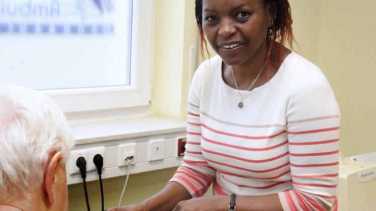 Die 50-jährige Kenianerin Catherine Flohr hat die Malteser-Migranten-Medizin in Osnabrück aufgebaut. Die Ambulanz nahe dem Marienhospital behandelt und betreut Einwanderer, die keine Krankenversicherung haben, unbürokratisch und kostenlos. 