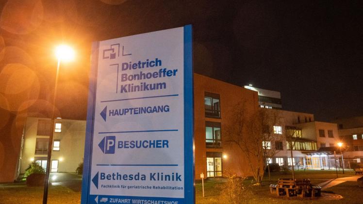 ARCHIV - Hinweisschild vor dem Dietrich-Bonhoeffer-Klinikum in Neubrandenburg. Foto: Stefan Sauer/dpa/Archivbild