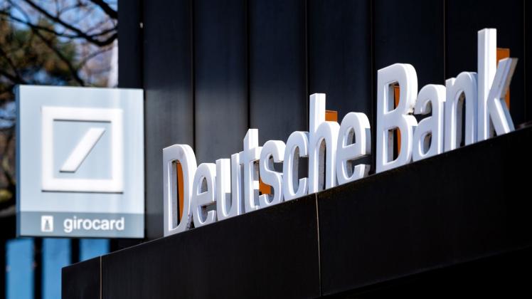 ARCHIV - Bei der Deutschen Bank soll es künftig an vielen Filialen kein Bargeld mehr geben. Foto: Hauke-Christian Dittrich/dpa