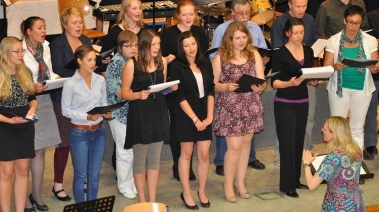 Am Abschlusskonzert des Gymnasiums Bersenbrück nahm auch ein kleiner Chor aus Schülern und Lehrern teil. Die Leitung hatte Susanne Emse. 