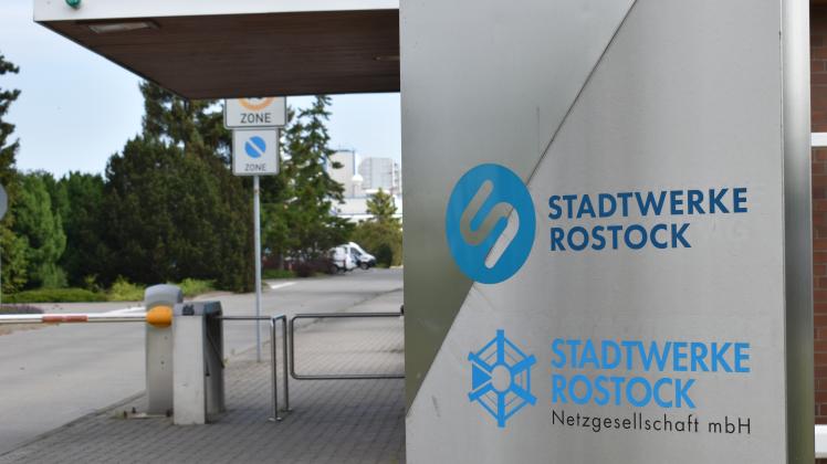 Die Stadtwerke Rostock haben ihren Hauptsitz in Marienehe. Insgesamt beschäftigt der Energieversorger zirka 700 Mitarbeiter. 