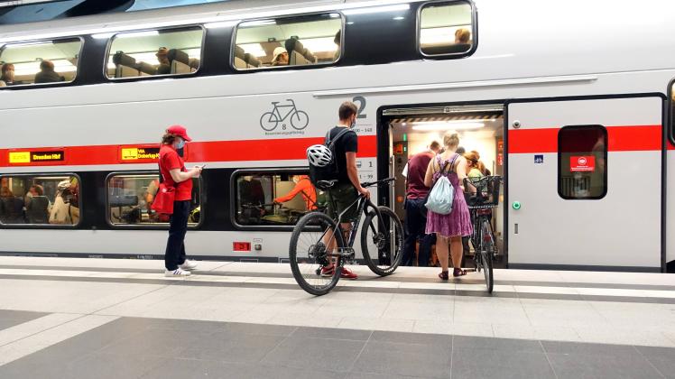 24.07.2021, Berlin, GER - Reisende steigen im Hauptbahnhof in das Fahrradabteil einen IC Doppelstockwagen ein. (Alltag,