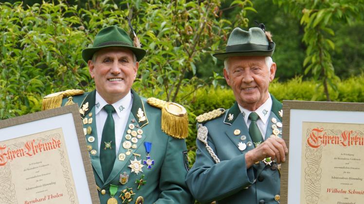Sind beide seit mehr als 50 Jahren als Schützen aktiv: Bernhard Tholen (links) und Wilhelm Schmitz.