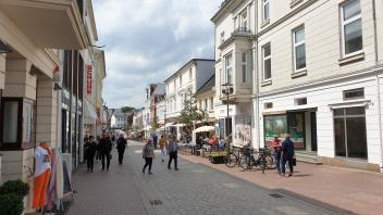 Die Peterstraße in Eutin wurde als erstes zur Fußgängerzone vor Jahrzehnten. Doch die Zeit großer Kaufhäuser ist vorbei. was macht Eutin einzigartig, damit Besucher in die Stadt kommen?