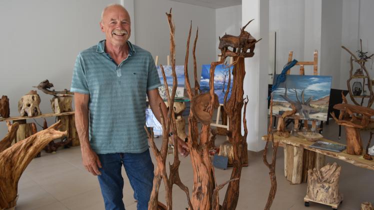 Der Rentner Hans-Günther Grundner stellt Kunst aus Heideholz her