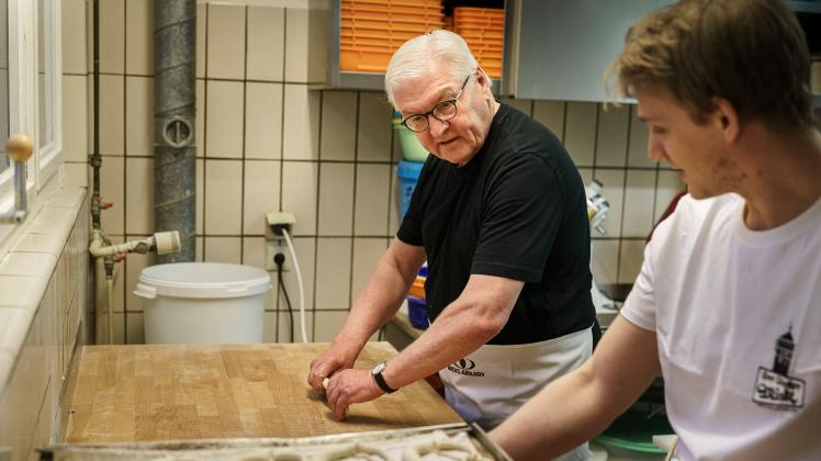 Bundespräsident Frank-Walter Steinmeier (links) in der Bäckerei. Foto: Denzel, Jesco/BPA/dpa