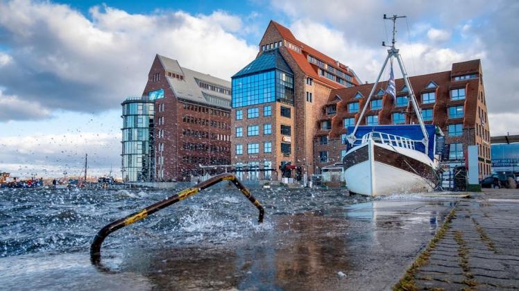 Zuletzt sorgte 2019 Sturmtief „Zeetje“ für Hochwasser im Rostocker Stadthafen und der Östlichen Altstadt.