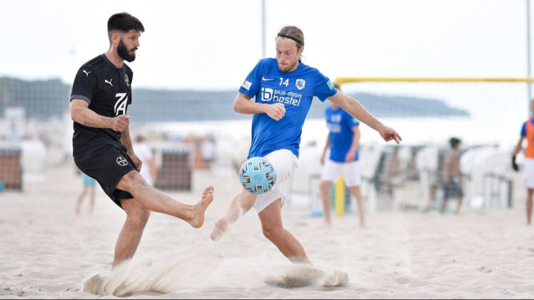 Hannes Knüppel (rechts, beim Beachsoccer am Strand in Warnemünde) konnte die 7:8-Niederlage der Rostocker Robben gegen Top-Favorit Pisa BS 2014 trotz seines Treffers auch nicht verhindern.
