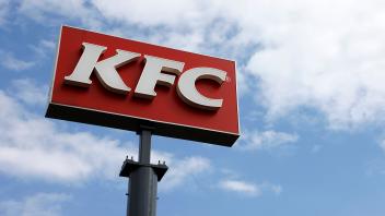 Das Logo des Fast-Food-Unternehmen Kentucky Fried Chicken (KFC) an einer Filiale. (Themenbild, Symbolbild) Paderborn, 21