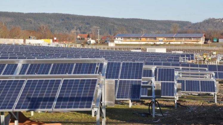 Sonnenkollektoren in einem Solarpark in Baden-Württemberg. 