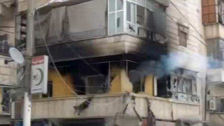 Der Ausschnitt aus einem Video Ugarit News zeigt eine zerstörte Häuserfront in Aleppo (Syrien). 